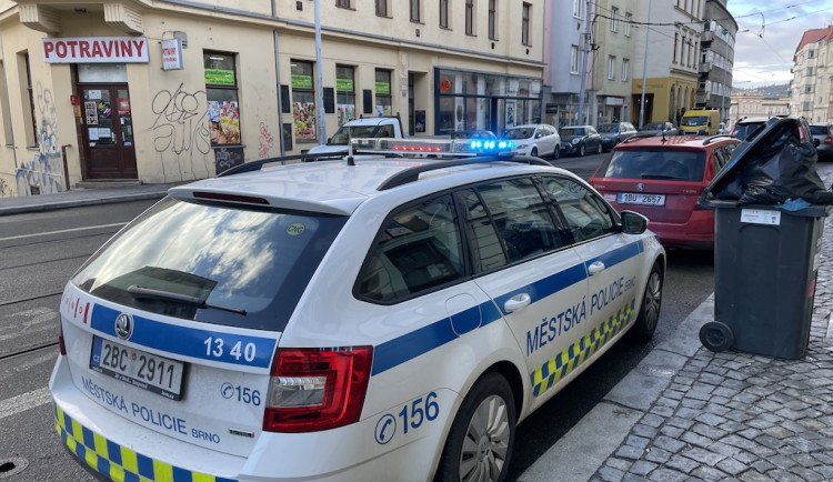 Budíček, řekli nájemníci spícímu muži v Brně. Ten otevřel oči, zapálil si a zaútočil