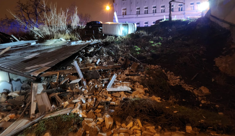 V Praze se v noci utrhl svah s kusem silnice, chodníkem a budovou