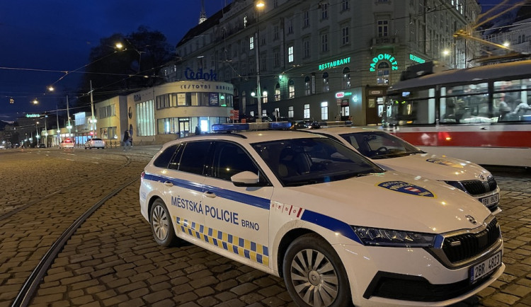 Zkusili na mě trik s cigaretou, smutnil okradený muž s igelitkou na brněnském nádraží