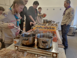 Brněnští skauti vyrábí speciální svíčky pro Ukrajince