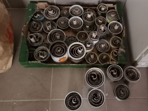 Brněnští skauti vyrábí pro Ukrajinu speciální svíčky, které zahřejí i lidem ohřejí jídlo