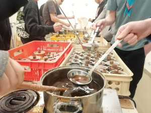 Brněnští skauti vyrábí pro Ukrajinu speciální svíčky, které zahřejí i lidem ohřejí jídlo