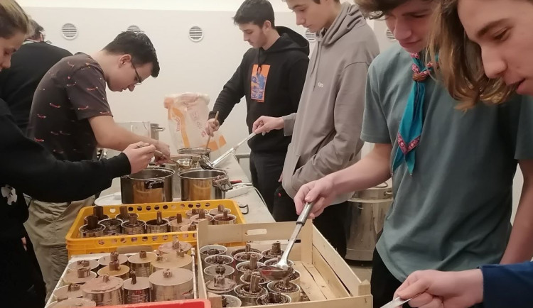 Brněnští skauti vyrábí pro Ukrajinu speciální svíčky, které zahřejí i lidem ohřejí jídlo