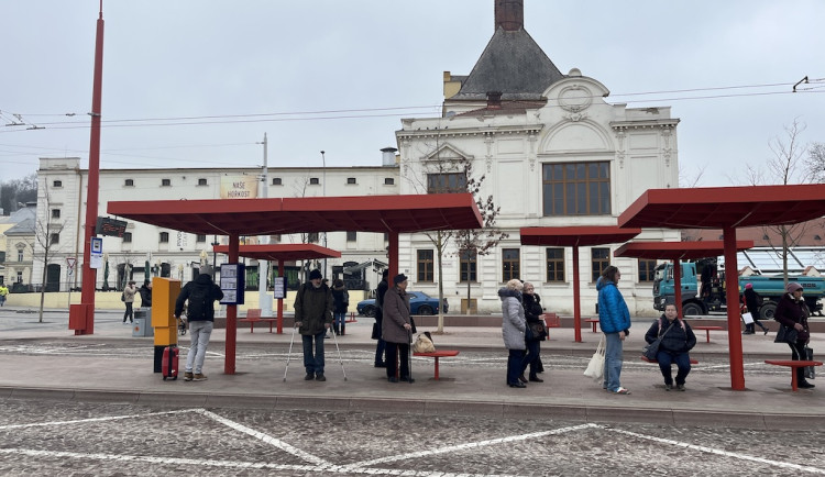 Brno čelí kritice za opravené náměstí. Lidé moknou pod přístřešky na zastávce a blokuje je zábradlí