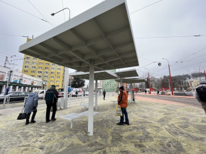 Brno schytává kritiku za opravené náměstí. Lidé moknou na zastávce a blokuje je zábradlí