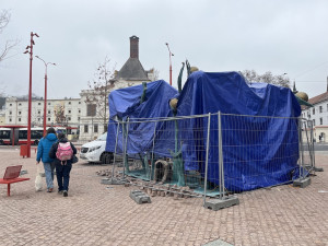 Brno schytává kritiku za opravené náměstí. Lidé moknou na zastávce a blokuje je zábradlí