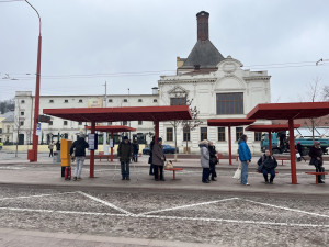 Brno čelí kritice za opravené náměstí. Lidé moknou pod přístřešky na zastávce a blokuje je zábradlí