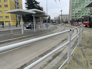 Brno schytává kritiku za opravené náměstí. Lidé moknou na zastávce a blokuje je zábradlí
