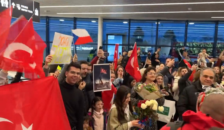 VIDEO: Čeští hasiči se vrátili domů. Na letišti jim tleskali zástupci turecké menšiny