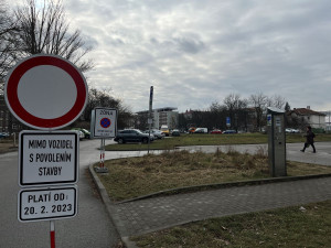 U Studentského náměstí ode dneška nezaparkujete. Začíná stavba nového parkovacího domu