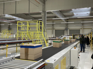 V Brně se otevřela inteligentní třidička balíků, která nepotřebuje skladníky