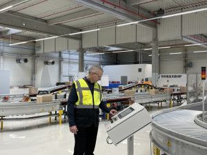 V Brně se otevřela inteligentní třidička balíků, která nepotřebuje skladníky