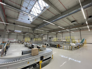 V Brně se otevřela inteligentní třidička balíků, která nepotřebuje skladníky