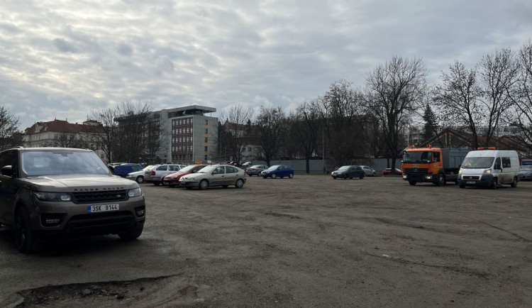 U Studentského náměstí ode dneška nezaparkujete. Začíná stavba nového parkovacího domu