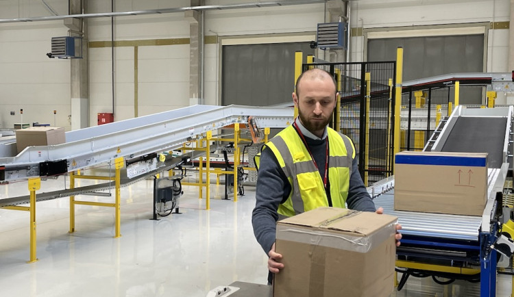 V Brně se otevřela inteligentní třidička balíků, která nepotřebuje skladníky