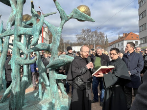 Zástupci Augustiniánského opatství soše požehnali