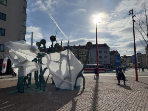 Socha Hrachovina před slavnostním odhalením