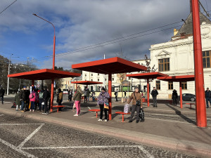 Mendlovo náměstí má nové přístřešky u zastávek