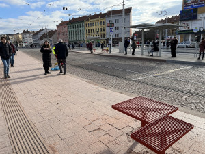 Náměstí má nový mobiliář