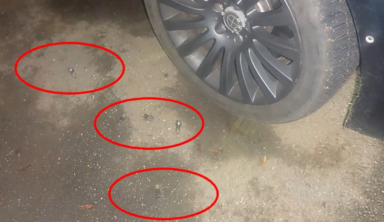 VIDEO: Svědek vyrušil dva zloděje při činu. Když se za chvíli vrátili na místo, chytili je strážníci