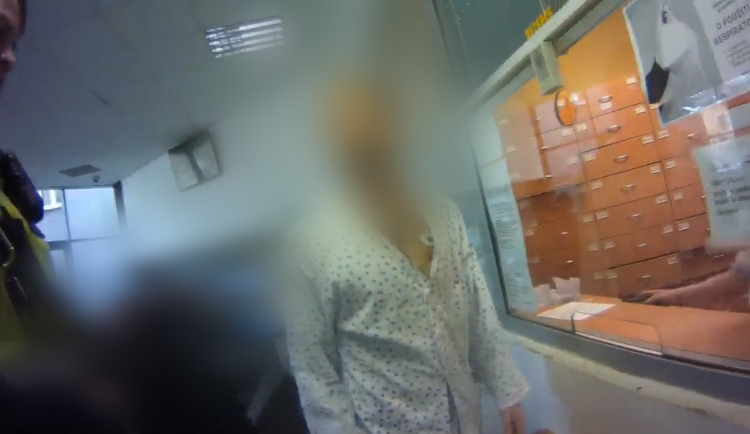 Po Brně běhal muž s elektrodami a kanylou. Kolemjdoucí zdravil v pyžamu