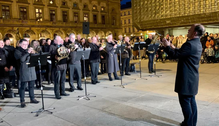 VIDEO: Lidé zpívali ukrajinskou hymnu u Národního divadla, připomněli rok války
