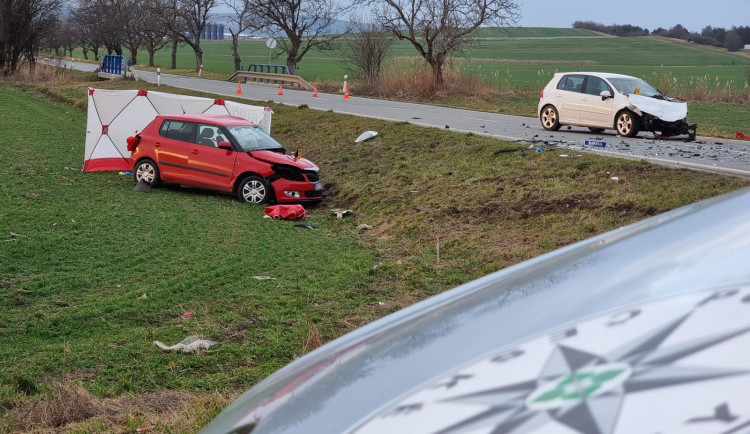 Tragická dopravní nehoda. Seniorka za volantem nepřežila střet s osobním autem