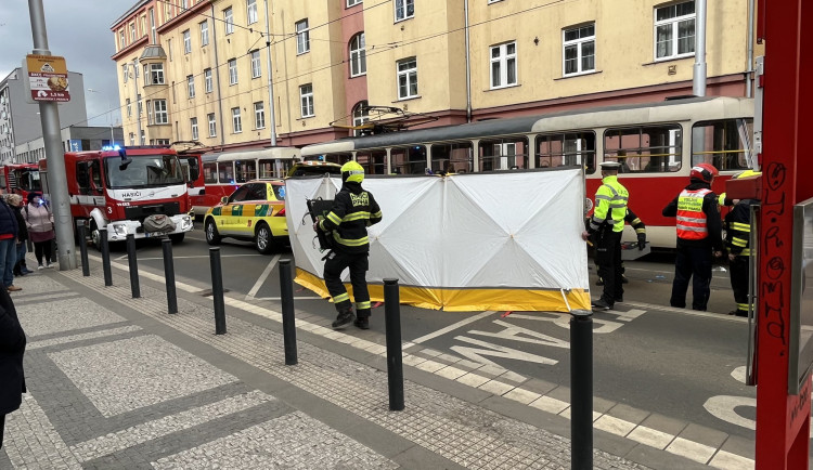 Tramvaj srazila člověka. Skončil v bezvědomí zaklíněný pod vozem