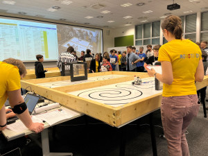 Vidu v Brně naplnili mladí programátoři. Se svými roboty soutěží například ve sprintu