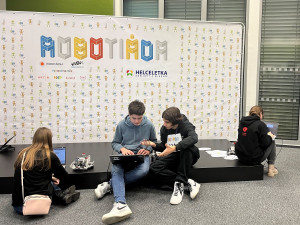 Vidu v Brně naplnili mladí programátoři. Se svými roboty soutěží například ve sprintu