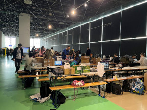 Vidu v Brně naplnili mladí programátoři. Se svými roboty soutěží například ve sprintu