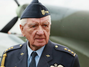 Válečný veterán Emil Boček slaví sté narozeniny. Je posledním žijícím pilotem RAF v Česku