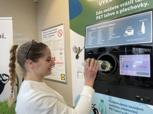 Lidé vozí do Brna pet flašky a plechovky, aby dostali slevový kupon