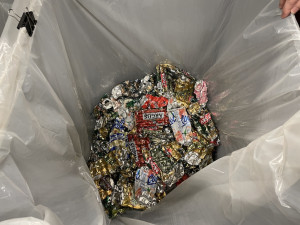 Lidé vozí do Brna pet flašky a plechovky, aby dostali slevový kupon