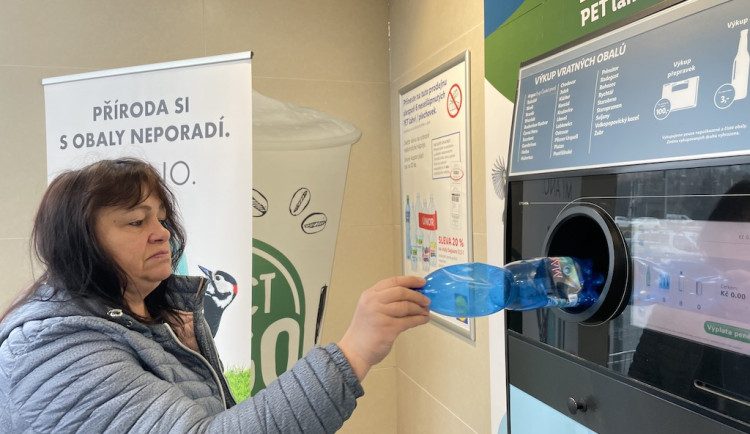 Lidé vozí do Brna pet flašky a plechovky, aby dostali slevový kupon