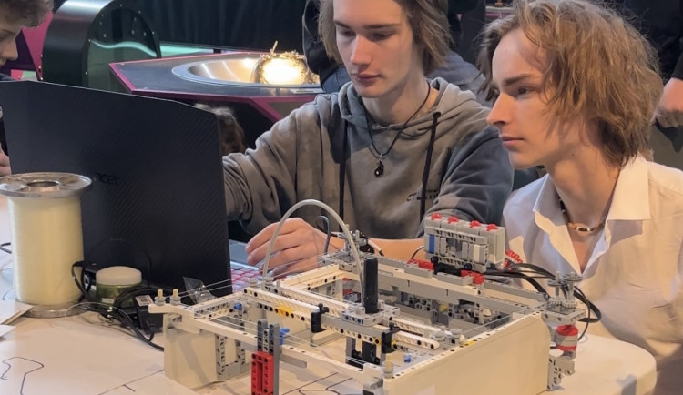 Vidu v Brně naplnili mladí programátoři. Se svými roboty soutěžili například ve sprintu