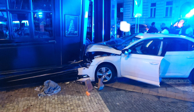 Řidič v Praze dostal záchvat za volantem a vjel na chodník. Pět lidí je zraněno