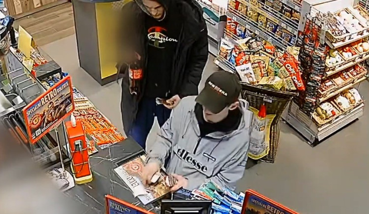 VIDEO: Zloději ukradli z auta platební kartu a rozjeli sérii nákupů. Pátrá po nich policie