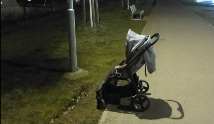 Matka ročního batolete se opila a skončila v nemocnici. Dítě vzala sociálka