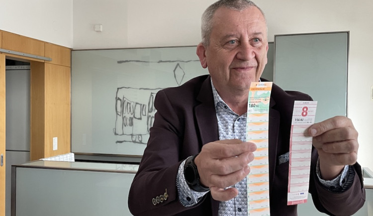 Vedoucí tarifivního odboru Vít Prýgl ukazuje novou a starou jízdenku