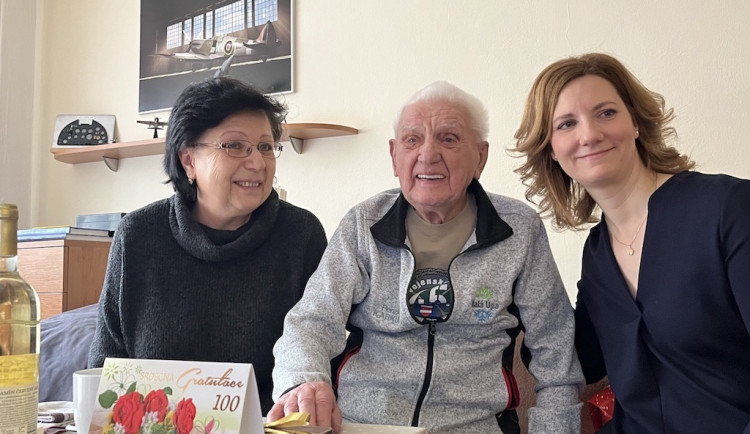 Emil Boček s ředitelkou Domova pro seniory Foltýnova Janou Bohuňovskou (vlevo) a primátorkou Markétou Vaňkovou (vpravo)