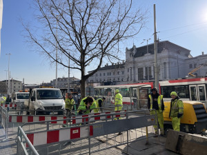 Na brněnském nádraží vypukly zmatky. Město rozkopalo chodníky a uzavřelo silnice