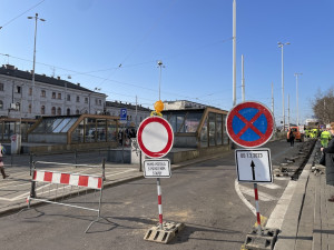 Na brněnském nádraží vypukly zmatky. Město rozkopalo chodníky a uzavřelo silnice