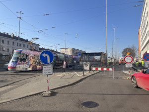 Na brněnském nádraží vypukly zmatky. Město rozkopalo chodníky a uzavřelo silnice