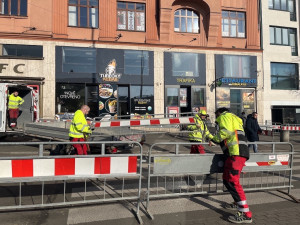 Na brněnském nádraží vypukly zmatky. Město rozkopalo chodníky a uzavřelo silnice