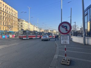 Na brněnském nádraží vypukly zmatky. Město rozkopalo chodníky a uzavřelo silnice
