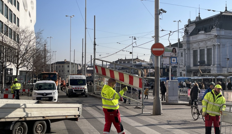 Na brněnském nádraží vypukly zmatky. Město rozkopalo chodníky a uzavřelo silnice
