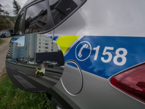 Falešný taxikář v Brně smetl na přechodě důchodce, který šel z obchoďáku