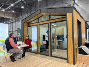 Malý domek se vším, co k životu potřebujete. Stavební veletrh představil fenomén Tiny Houses