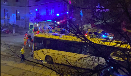 V Brně najel do tramvajové zastávky autobus. Řidiče odvezla sanitka